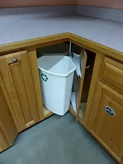 Lazy Susan for garbage bins